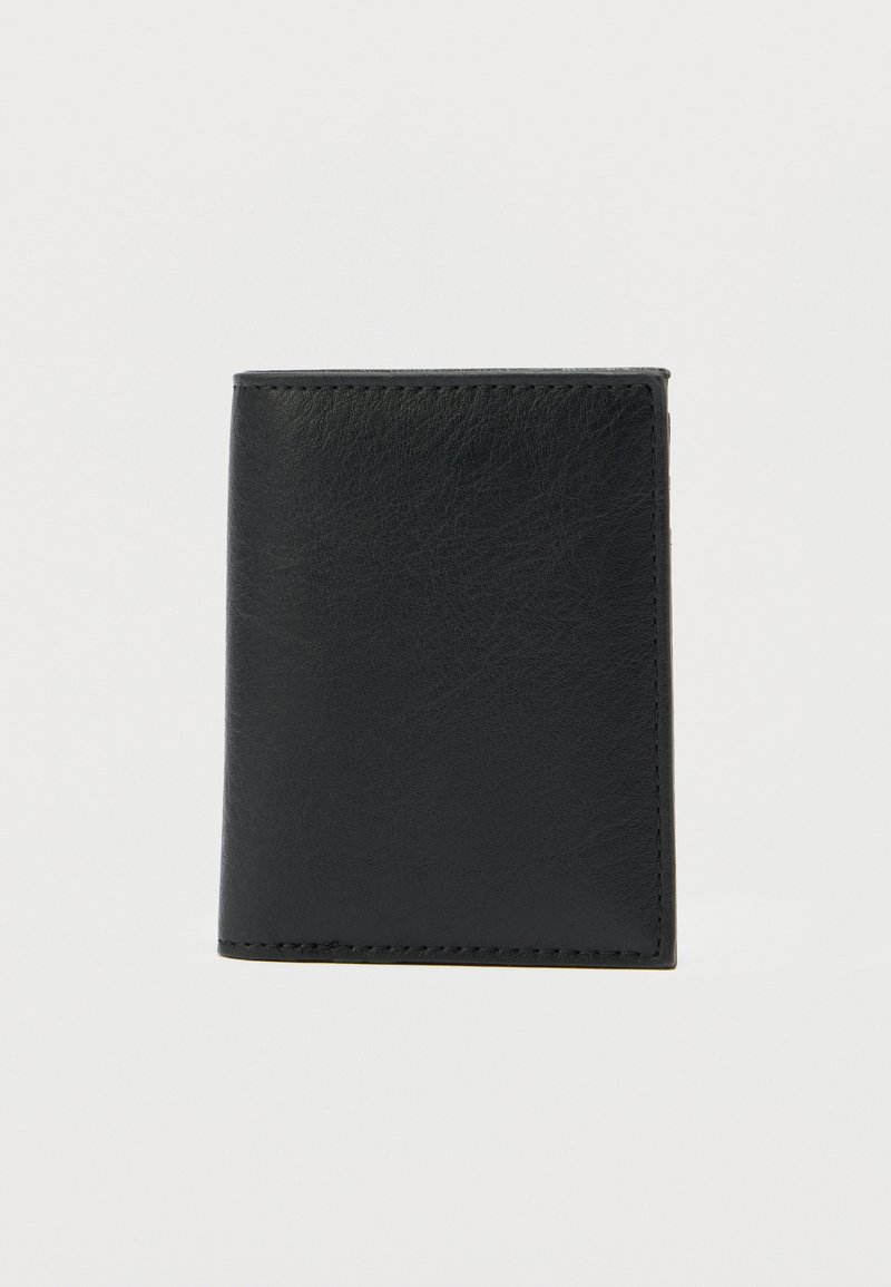 Μαύρο δερμάτινο πορτοφόλι με λεία υφή, ορθογώνιο σχήμα και ορατό ράψιμο. Δεν υπάρχουν στολίδια ή μεταλλικά μέρη.