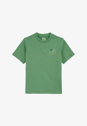 Zaļš īsām piedurknēm T-krekls, izgatavots no mīkstas kokvilnas, ar nelielu drukātu pilsētas siluetu un saules dizainu gaismi zaļā krāsā krūšu daļā.