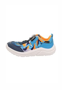 Niebiesko-pomarańczowy sneker z teksturowaną cholewką z falistymi wzorami, z zapięciem na rzep i białą gumową podeszwą.