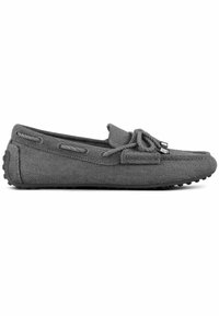 Graue Mokassinschuhe aus strukturiertem Stoff, mit einer Schleifendetail, Seitennaht und einer flachen Gummisohle mit kleinen Grifflaschen.