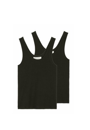 Zwei schwarze Tanktops aus weichem Stoff, mit breiten Trägern und runden Ausschnitten, vor einem schlichten Hintergrund präsentiert.