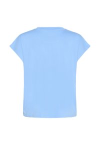 Tricou scurt cu mânecă, de culoare albastru deschis, cu guler rotund și o textură netedă; design simplu, fără modele vizibile sau detalii din metal.