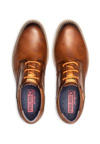 Zapatos de cuero marrón con cordones de color naranja contrastante, detalles de costura blanca y una plantilla acolchada con el logotipo.