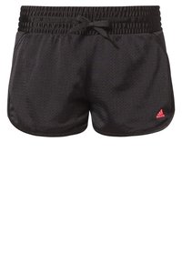 Svarta träningsshorts med en texturerad design, elastisk midja, snörning och en liten röd Adidas-logotyp på nedre högra sidan.