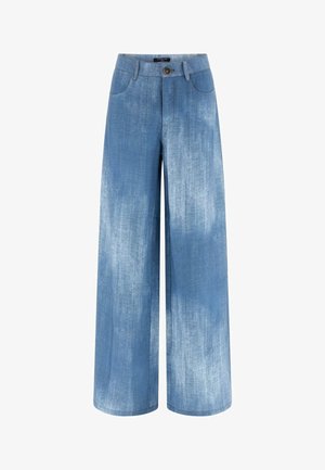 Wijde, hoog getailleerde blauwe spijkerbroek met voorzakken, riemlussen, knoop- en ritssluiting, en een vervaagde wassing.