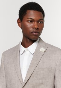 Isaac Dewhirst THE WEDDING SUIT SET - Fato - brown