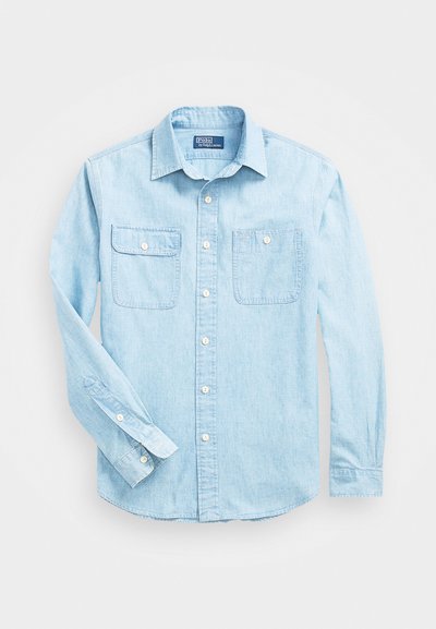 Svetlo modra denim srajca z dolgimi rokavi, ovratnikom z gumbi, dvema žepoma na prsih in belimi gumbi. Gladka tekstura z vsakdanjim dizajnom.