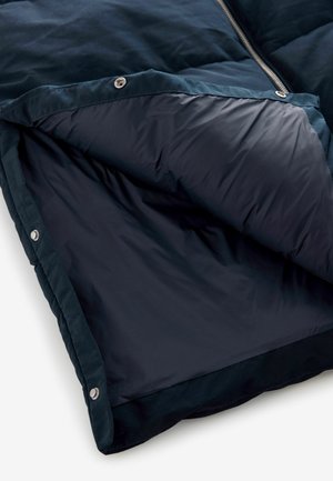 Dunkelblaue isolierte Jacke mit Reißverschluss, ausgestattet mit einem glatten Innenfutter und Druckknöpfen entlang des Randes für eine sichere Verschlussmöglichkeit.
