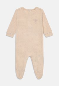 Beige one-piece baby romper med lange ermer, teksturert rutenettmønster og et lite trekantet logoapplikasjon på brystet.