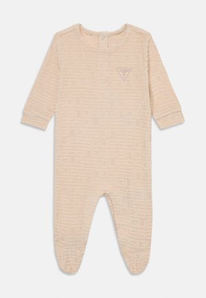 Beige one-piece baby romper med lange ermer, teksturert rutenettmønster og et lite trekantet logoapplikasjon på brystet.
