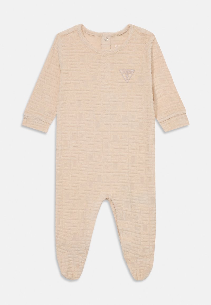 Beige one-piece baby romper med lange ermer, teksturert rutenettmønster og et lite trekantet logoapplikasjon på brystet.