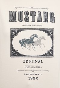 Logo Mustanga z biegającymi końmi w ozdobnej ramie, tekst mówiący "Oryginalny", "Spleciony z historią" i "Założony w 1932 roku."