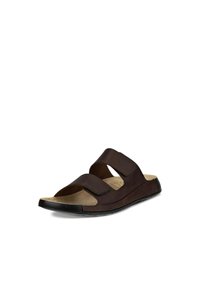 Sandale en cuir brun avec deux bandes Velcro ajustables, une semelle intérieure légère et rembourrée, et une semelle en caoutchouc noir légèrement incurvée.