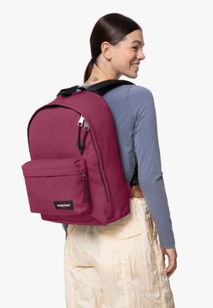 Mochila malva con un bolsillo frontal, cremalleras para el cierre, correas acolchadas y un parche con logo. Fabricada en tejido suave y duradero con un diseño elegante.