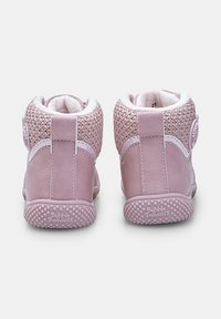 Roosa väike lastejalatsite paar, millel on tekstureeritud kannaosa, pehme vooder ja kummist tallad, brändiga "Bubble Gummers", vaadatud tagant valgel taustal.