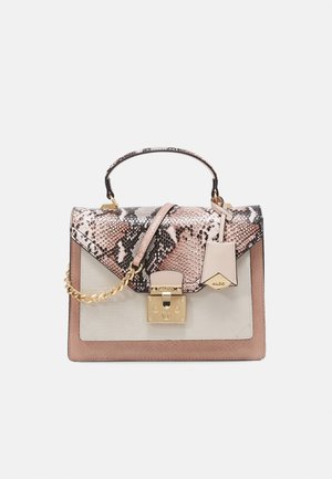 Bolso rectangular con paneles en beige, rosa pálido y estampado de piel de serpiente, cierre dorado, detalle de cadena, asa superior y etiqueta adjunta.