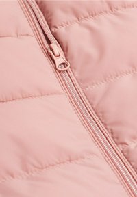 Růžová zateplená bunda s prošívanou strukturou, vybavená zapínáním na zip v zářivé barvě a detailním prošitím, navržená pro teplo a pohodlí.