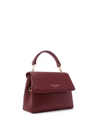 Sac à main en cuir bordeaux avec une forme structurée, une poignée supérieure et un logo doré. Il se caractérise par un rabat repliable et une finition texturée.