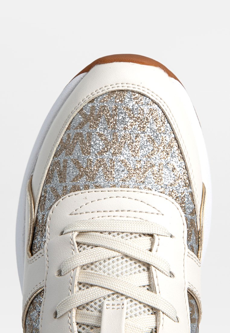 Sneaker bianco con una tomaia glitterata in argento e oro lucido, decorata con motivi geometrici, lacci color crema e un accento in pelle marrone chiaro.