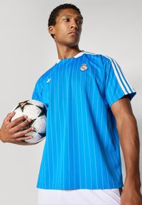 adidas Originals REAL MADRID ICON  - T-shirt con stampa - bluebird/white