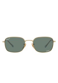 Occhiali da sole con montatura in metallo dorato e lenti rettangolari di colore verde scuro, con doppio ponte e aste sottili. Logo "Ray-Ban" sulla lente.