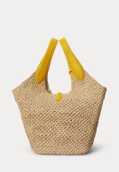 Tkaná béžová taška na rameno s textúrovanými žltými koženými rúčkami a malým žltým koženým zapínaním.