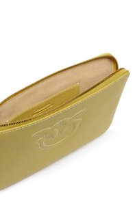 Žuta kožna torbica s bijelim šavovima, zatvaranjem na cip-zatvarač i unutarnjim džepom, s glatkom teksturom i zakrivljenim dizajnom.