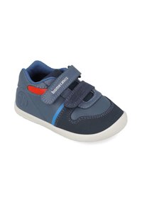Zapatillas infantiles de color azul oscuro con dos correas de velcro, detalles en azul claro, punta redondeada y suela de goma texturizada. Marca en el panel lateral.