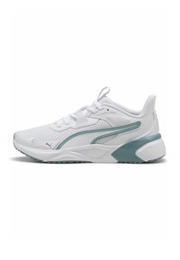 Chaussure de sport Puma blanche et turquoise avec tige en mesh, semelle amortie et design à lacets, vue en angle pour montrer le côté extérieur.