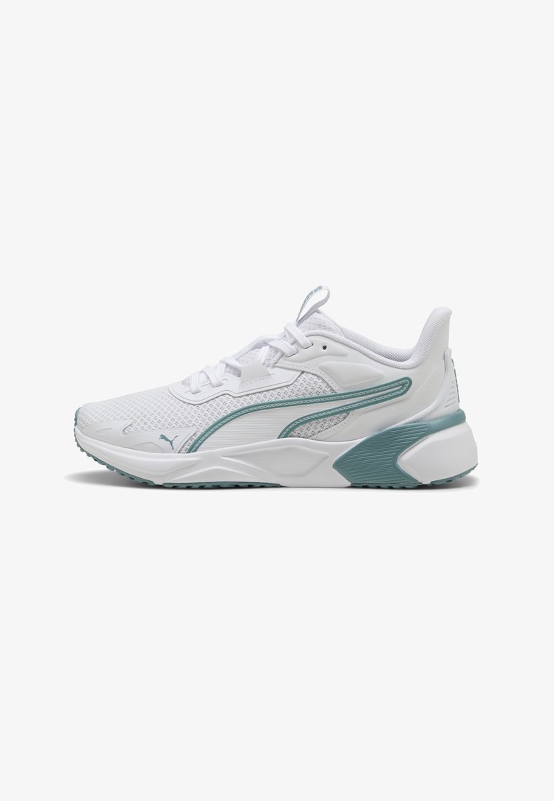 Chaussure de sport Puma blanche et turquoise avec tige en mesh, semelle amortie et design à lacets, vue en angle pour montrer le côté extérieur.