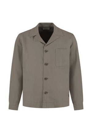 Vaaleanruskea pitkähiha-paita, jossa on kaulus, neljä nappia edessä ja vasemmalla puolella yksi rintatasku.