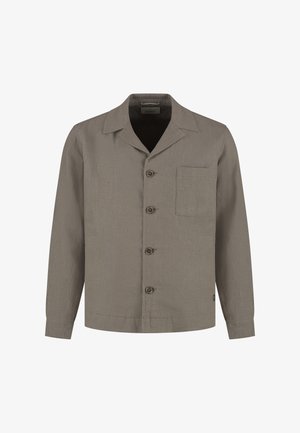 Hellbraunes langärmeliges Hemd mit Kragen, vier Knöpfen an der Vorderseite und einer einzelnen Brusttasche auf der linken Seite.