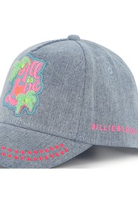 Casquette en denim avec une visière courbée, broderie "All is Love" en rose et vert, et logo "BILLIEBLUSH" en rose sur le côté.