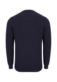 Ciemnogranatowy sweter typu crew-neck z długimi rękawami, o gładkiej fakturze i prążkowanym dole, charakteryzujący się prostym i klasycznym designem.