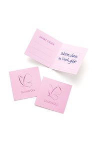 Ružičasti set čestitki sadrži logo leptira i natpis "GLANZVOLL" u sjajnom reljefu, uz prazne prostore za osobne poruke.