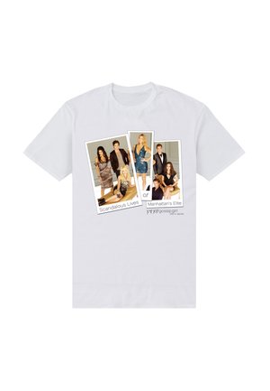 T-shirt blanc présentant trois photos Polaroid superposées de six hommes et femmes élégamment vêtus, avec le texte « Vies scandaleuses de l'élite de Manhattan. »