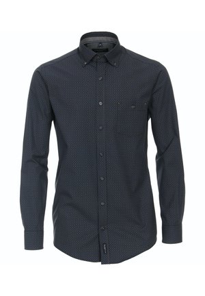 Camisa de hombre de manga larga, color azul marino oscuro con pequeño estampado de puntos blancos y cuello abotonado, mostrada de frente sobre un fondo blanco.