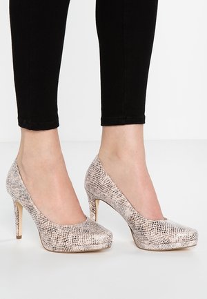 Beige højhælede pumps med et struktureret slange mønster. Har en lukket tå, glat overflade og slank stiletto hæl.