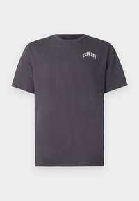 T-shirt de algodão cinza escuro com mangas curtas, decote redondo e um logotipo gráfico branco na parte superior esquerda do peito. Textura suave, corte padrão.
