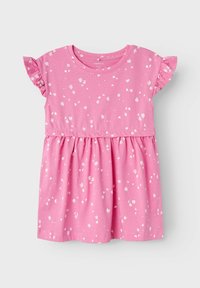 Kurzes, pinkes Kleid aus weicher Baumwolle. Mit weißen Blumendrucken, gerafftem Bund und Rüschensäumen für zusätzliche Details.