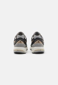 New Balance M2002 UNISEX - Sneakers laag - black