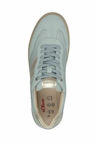 Sneaker in suede azzurro chiaro con lacci testurizzati, dettagli metallici e suola in gomma beige. Presenta una linguetta imbottita e un logo all'interno.