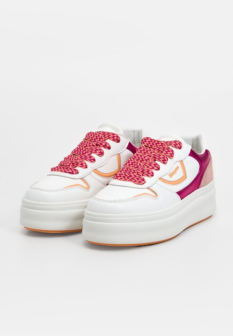 Sneakers bianche con suola spessa, lacci intrecciati color rosa, accenti in pelle e camoscio, dettagli arancioni e design lucido.