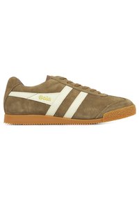 Le sneakers in suede marrone presentano strisce laterali bianche, una suola in gomma testurizzata e un piccolo logo. Il design è semplice e snodato.