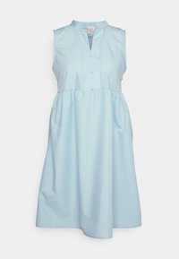 Vestido sem mangas azul claro com colarinho mandarine, fecho de botões e cintura franzida, feito de tecido suave e com um silhueta descontraída.