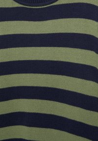 Maglione a righe orizzontali blu scuro e verde oliva in maglia, con scollo rotondo.