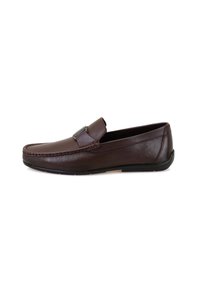 Bruine leren loafers met een gladde textuur, gestikte details langs de rand en een decoratieve band over de bovenkant. Rubberen zool.
