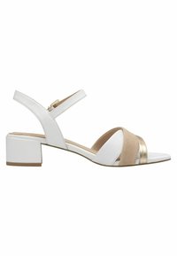 Sandal aperto bianco e beige con un piccolo tacco a blocco. Presenta un accento dorato e un design a fascetta incrociata. Realizzato in materiali lisci e testurizzati.