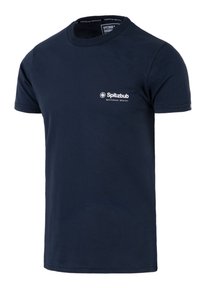 Marineblauwe katoenen t-shirt met een ronde hals, korte mouwen en een wit logo op de linkerkant van de borst. Zachte textuur, klassieke pasvorm.