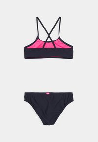 Musta bikinitsetti, jossa on ristikkäiset hihnat ja vaaleanpunaiset yksityiskohdat, sekä yhdistelevä bikinitoppi. Sujuva pinta ja yksinkertainen muotoilu.